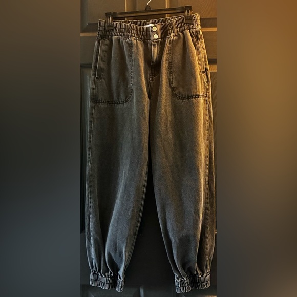 Forever 21 Elastic Waist & Ankle Jeans - Size Medium - Picture 1 of 3